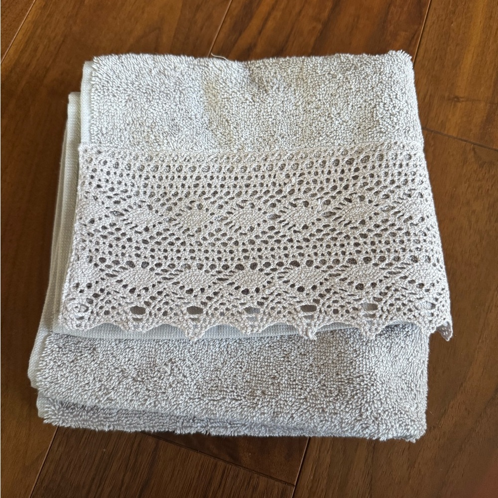 [Madame Coco] Light Purple Embroidered Bath Towel